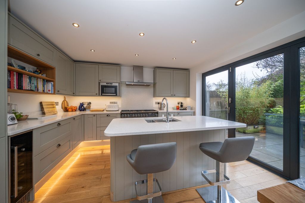 Property photo 2 of 34 29-Wendover-Way-03718