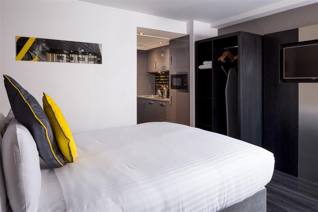 Property photo 2 of 6 Bright, Modern Double Bedroom With A Neatly Made B...