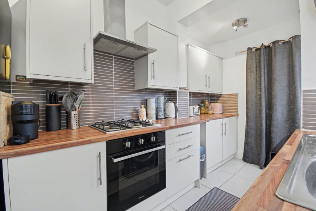 Property photo 2 of 18 Modern Kitchen