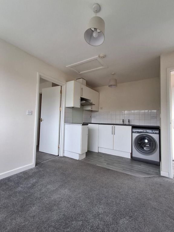 Property photo 3 of 6 Kitchen