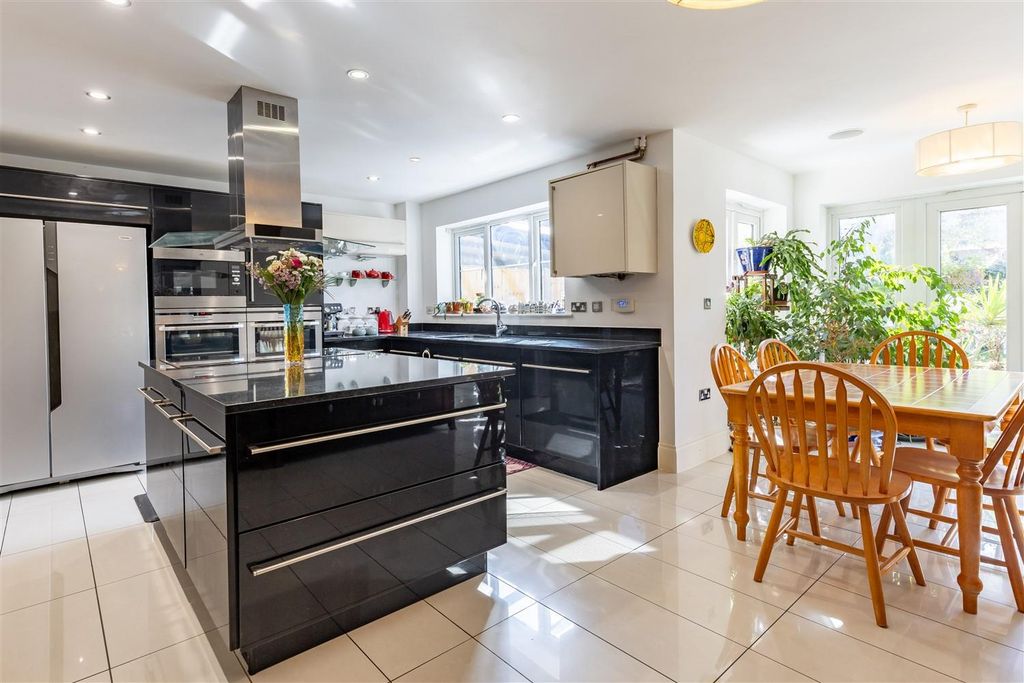 Property photo 3 of 30 1 Kings Wood  (16).Jpg