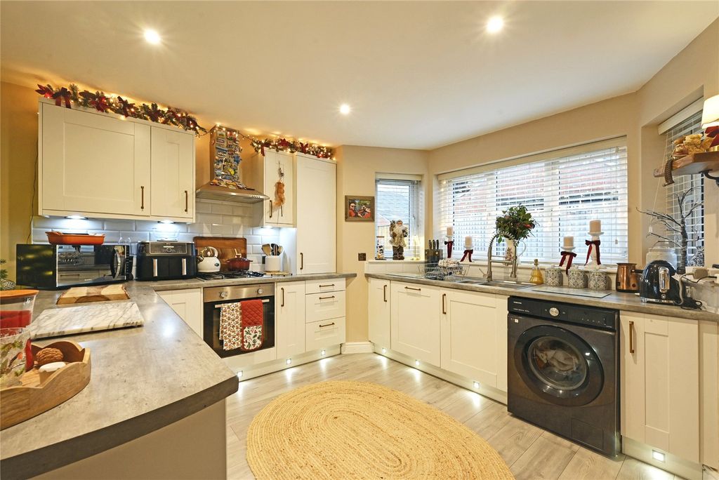 Property photo 2 of 24 Kitchen / Diner