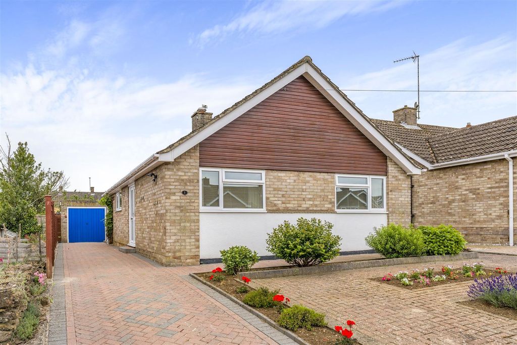 Property photo 1 of 17 1 Deers Close, Bodicote-1.Jpg