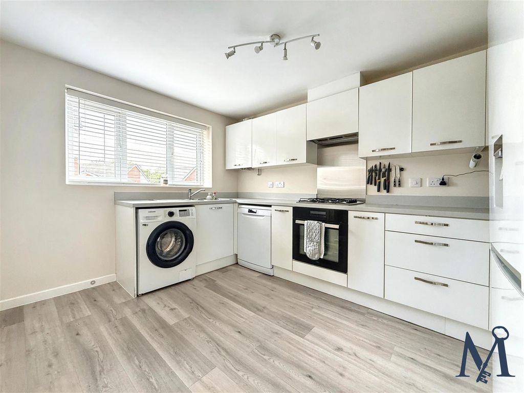 Property photo 3 of 19 Kitchen