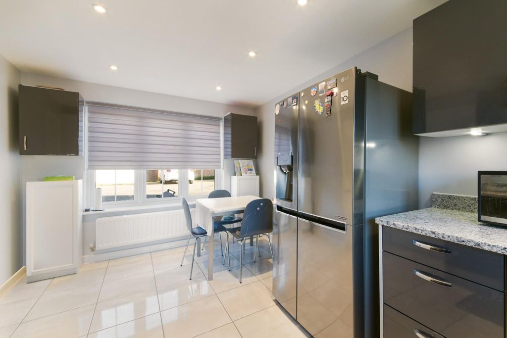 Property photo 2 of 13 Hayton Crescent,  9.Jpg