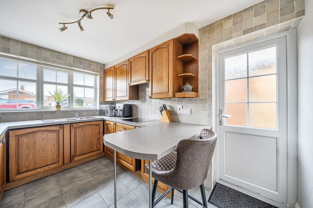 Property photo 2 of 17 Kitchen / Breakfast Room