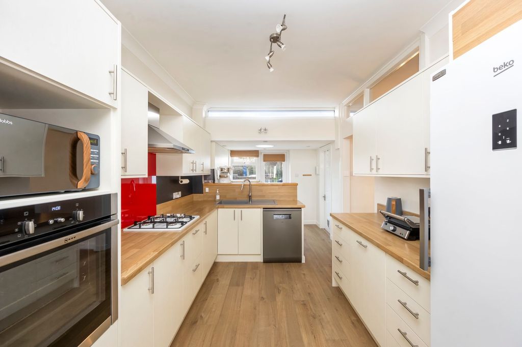 Property photo 2 of 25