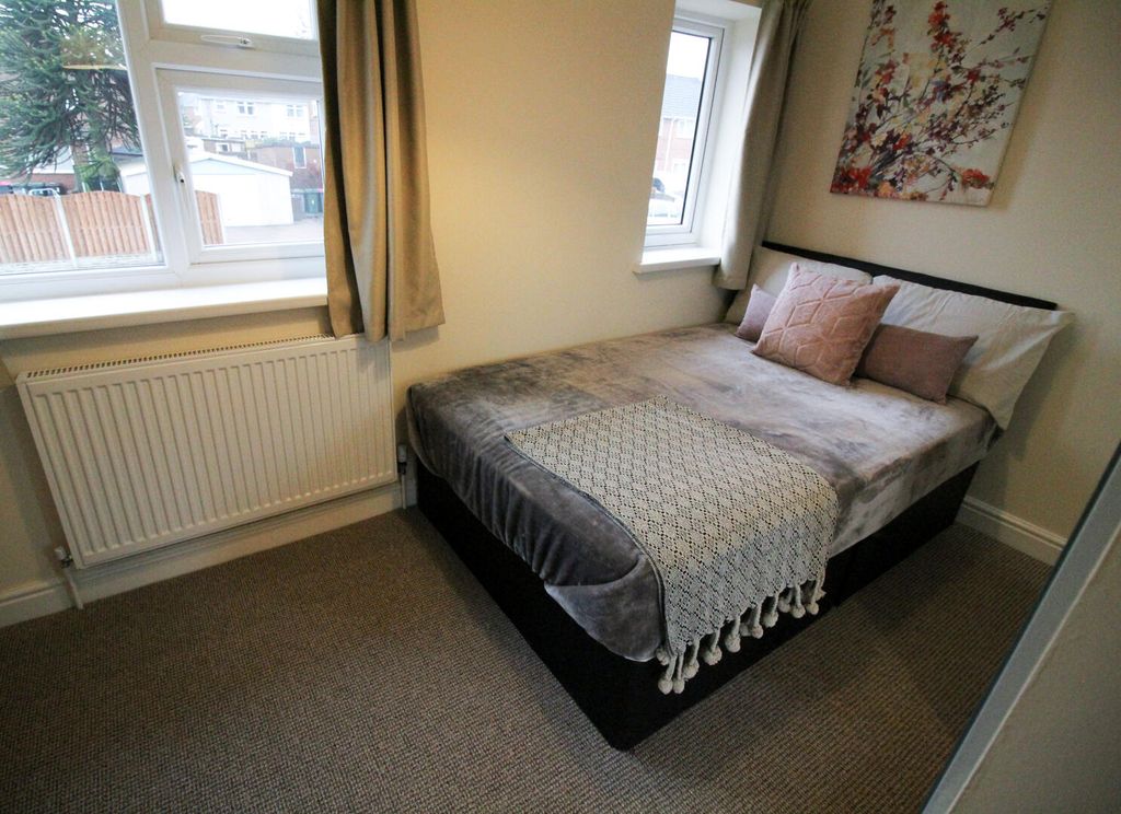 Property photo 2 of 9 Bedroom