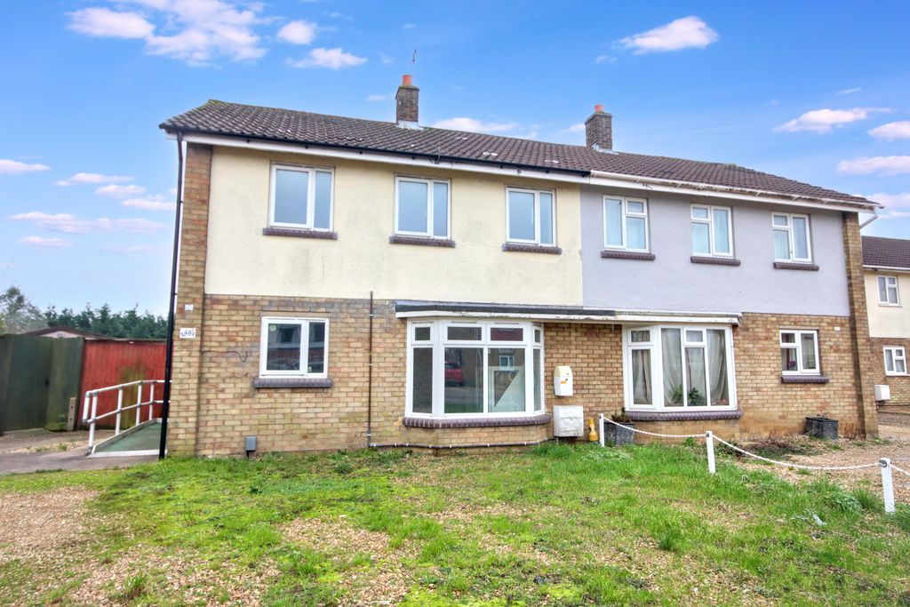 Property photo 1 of 17 48 Queen Street, Yaxley, Peterborough, Cambridgeshire, Pe7 3Jf