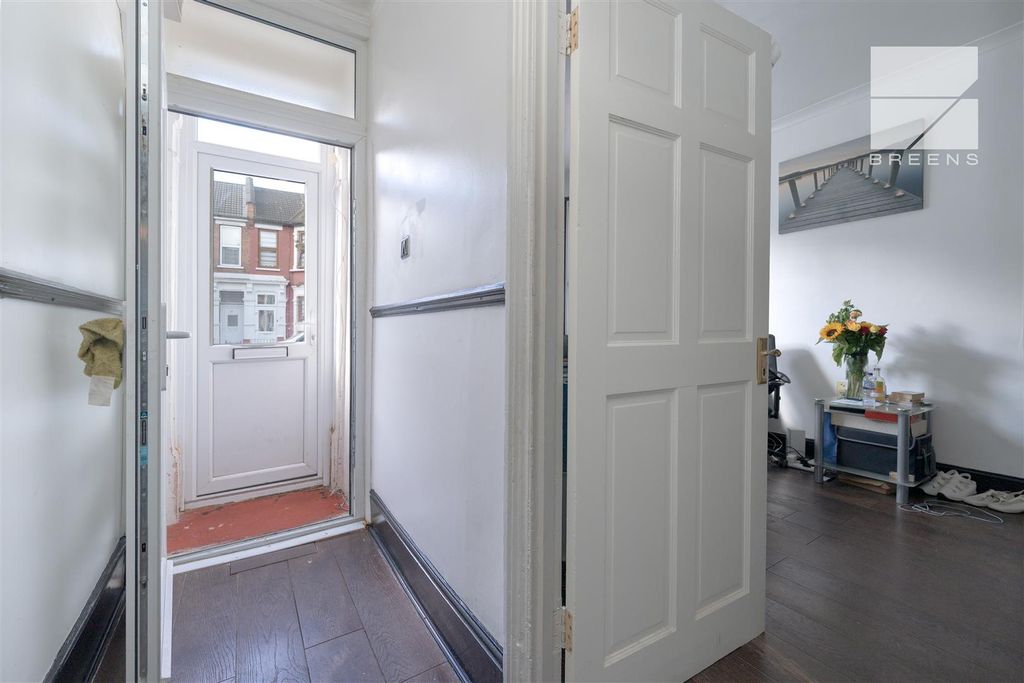 Property photo 2 of 34 26 Leasownes Road_0006.Jpg