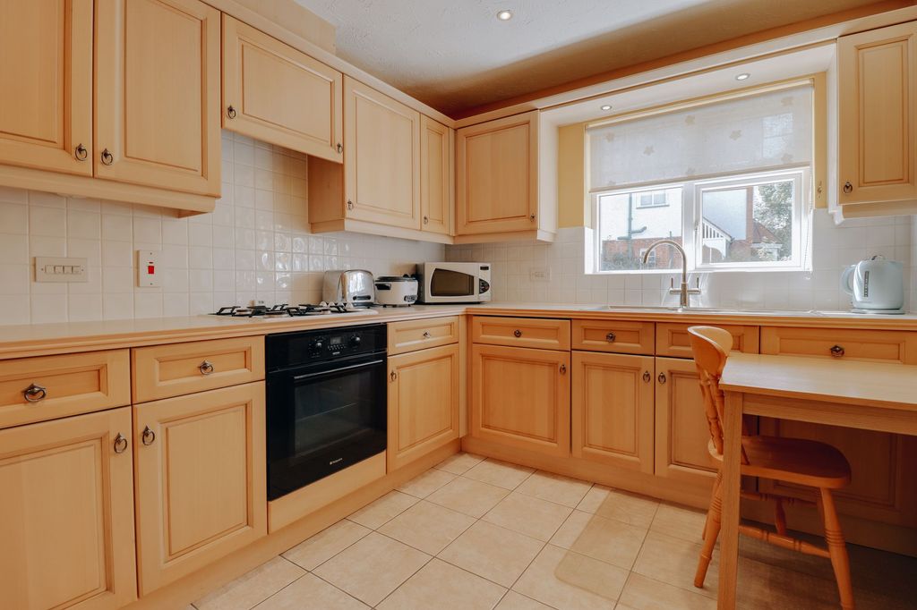 Property photo 3 of 8 Kitchen