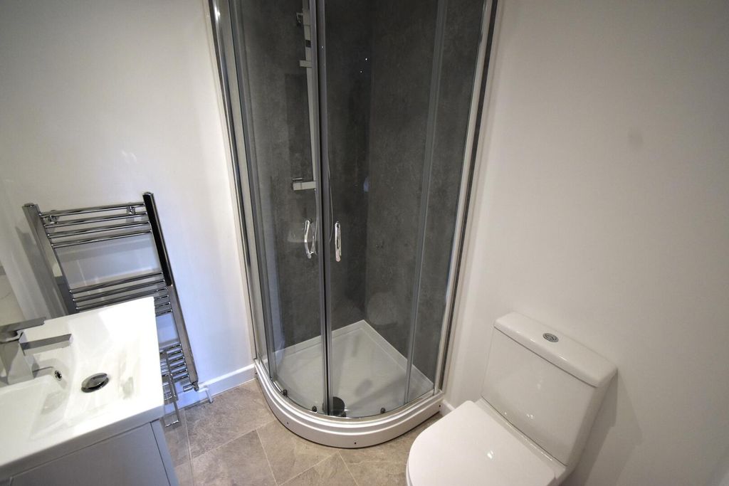 Property photo 3 of 8 Ensuite