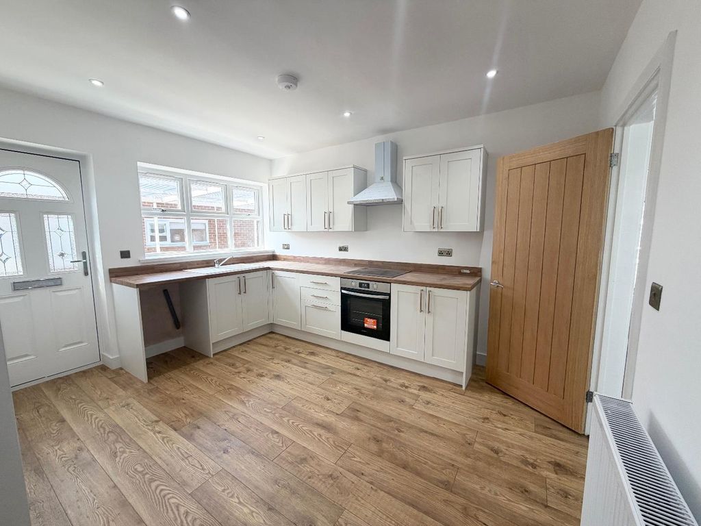Property photo 2 of 10 Kitchen