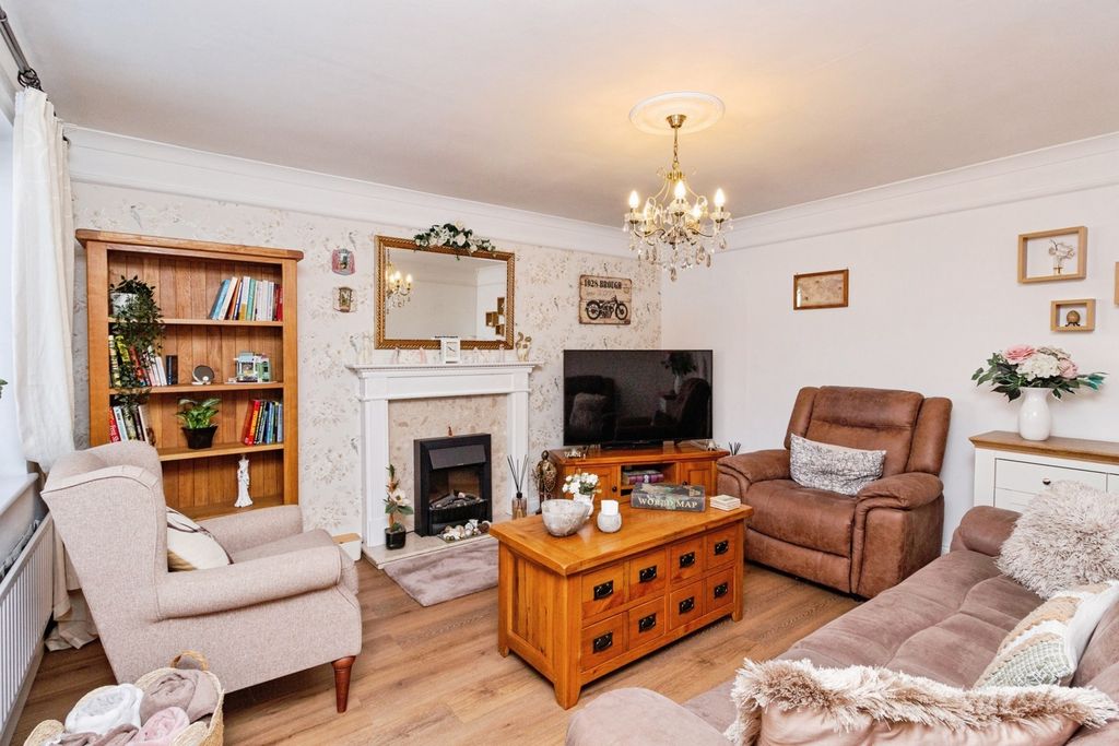 Property photo 2 of 12 Lounge