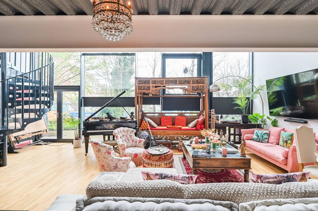 Property photo 3 of 33