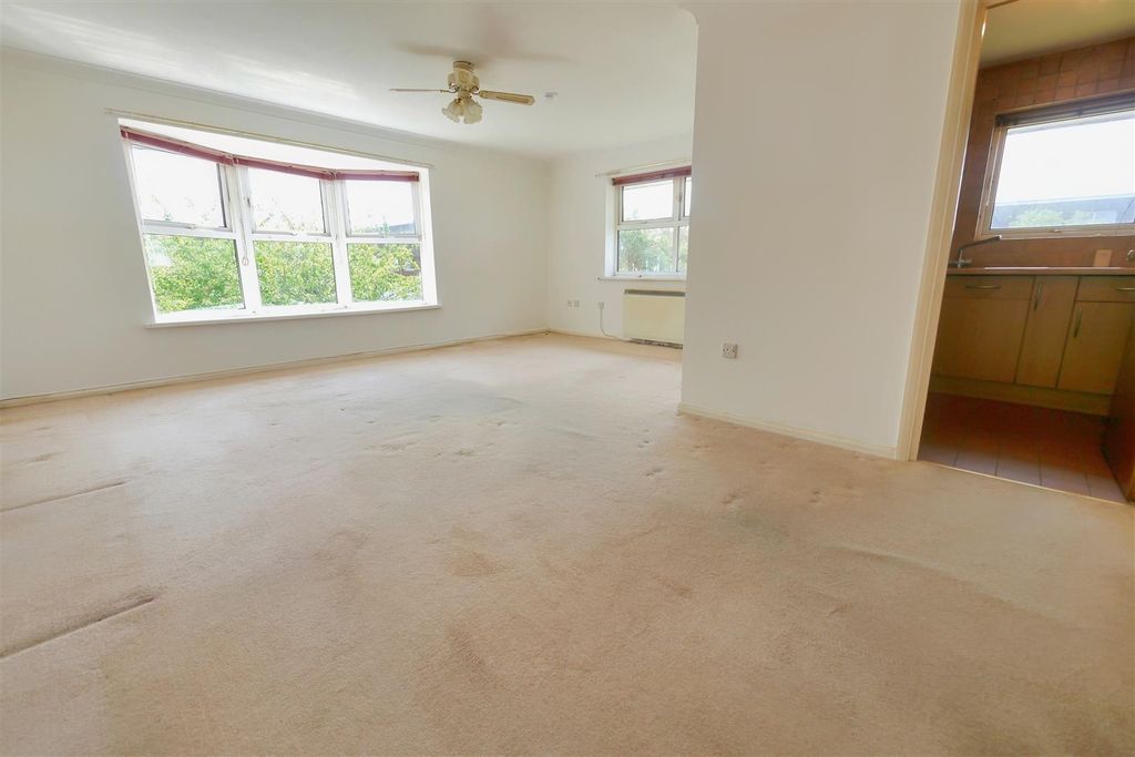 Property photo 2 of 8 Lounge
