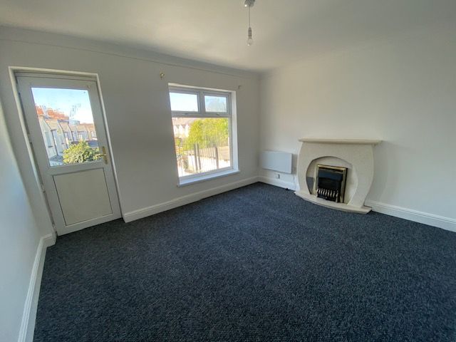 Property photo 1 of 7 Living Room