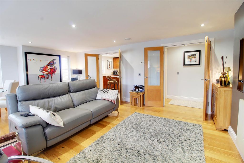 Additional image 20 of 3 bed flat for saleBluebridge Road, Brookmans Park AL9