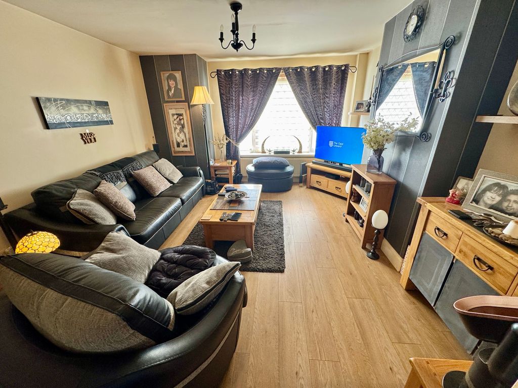 Property photo 3 of 15 Flat 1