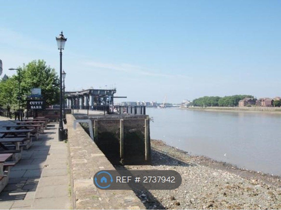 Property photo 1 of 14 Stunning Walk Along The River Thames To Rear