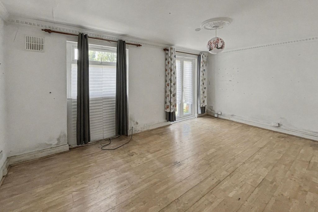 Property photo 3 of 15 1K Beulah Hill, London, Se19 3Lq