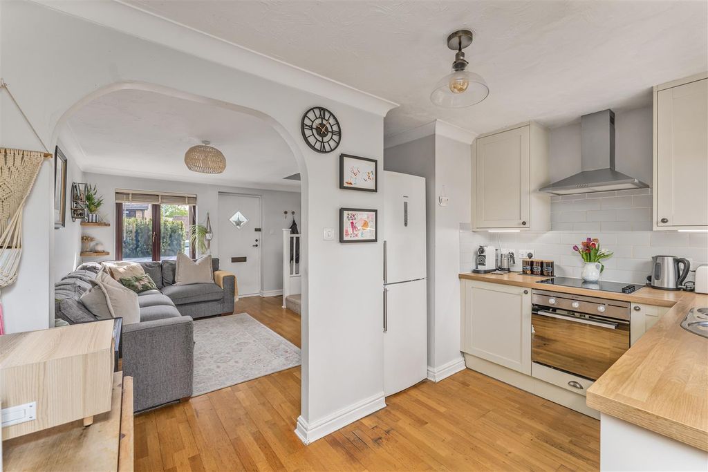 Property photo 3 of 18 9 Lexton Gardens, Middleton Cheney-12.Jpg
