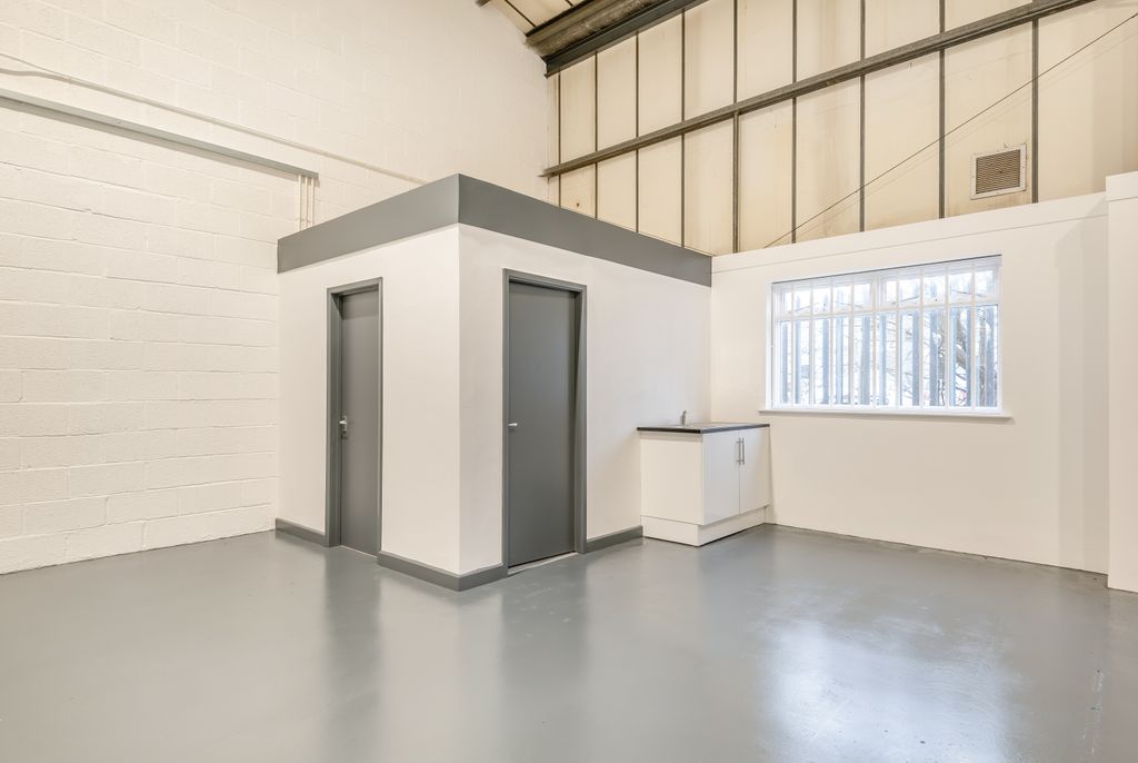 Property photo 3 of 9 8674128-Interior07-800