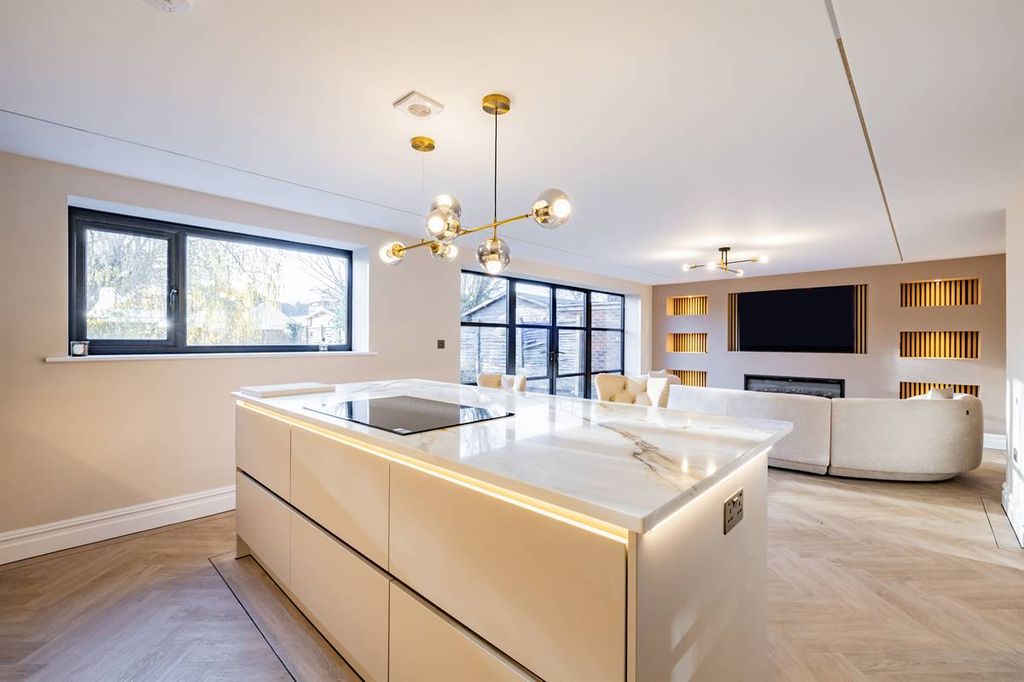 Property photo 2 of 27