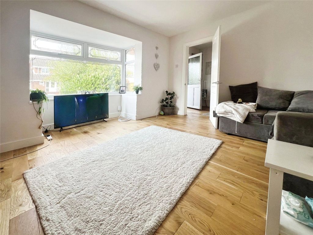 Property photo 3 of 11 Lounge