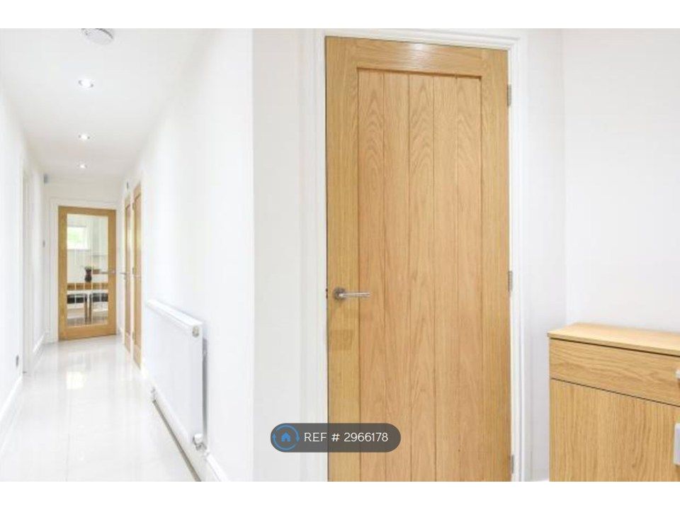 Property photo 2 of 11 Hall