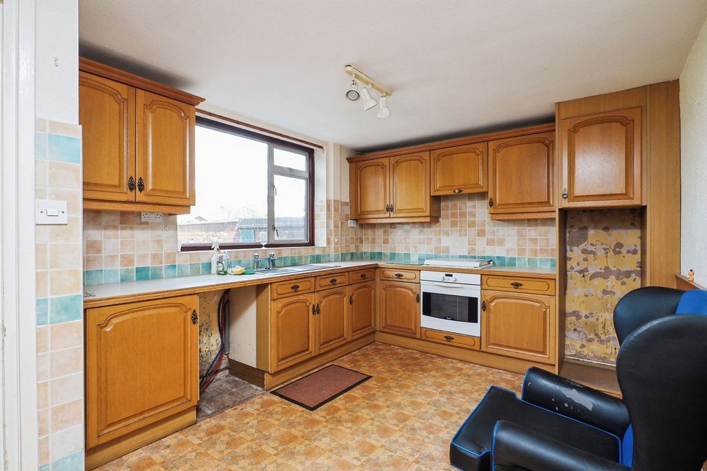 Property photo 2 of 17 Kitchen