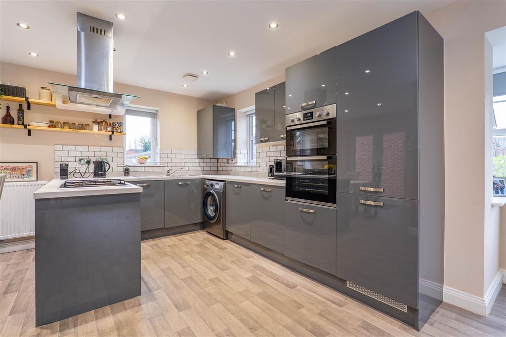 Property photo 3 of 28 Kitchen/Diner/Snug