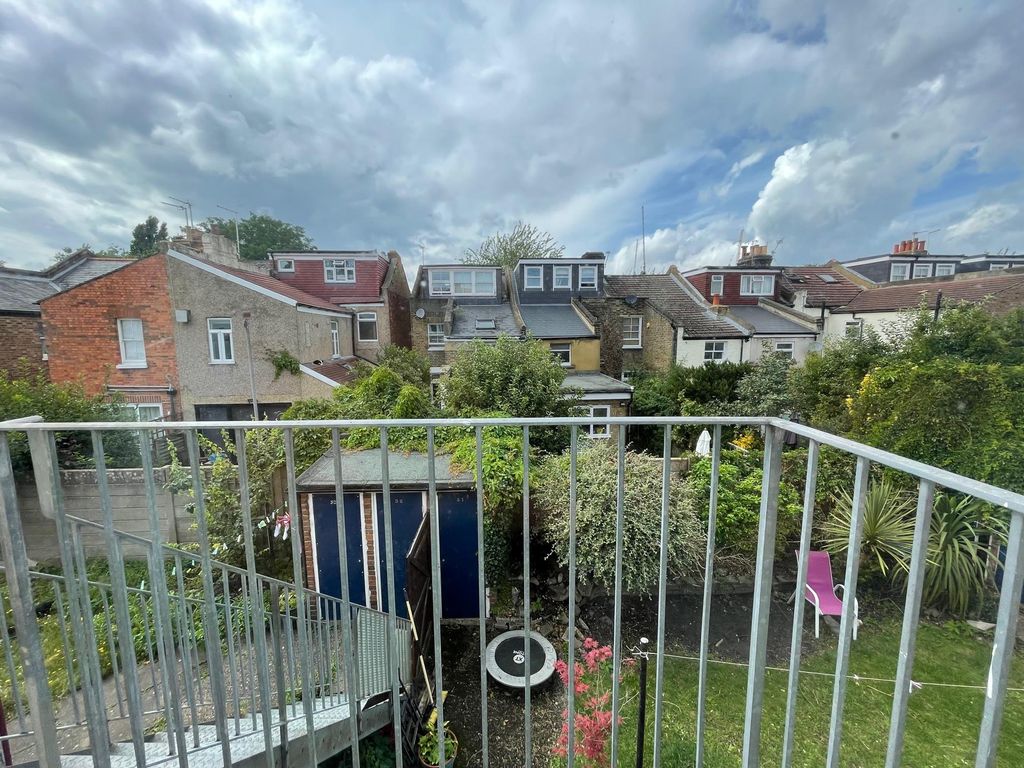 Property photo 2 of 11 Front