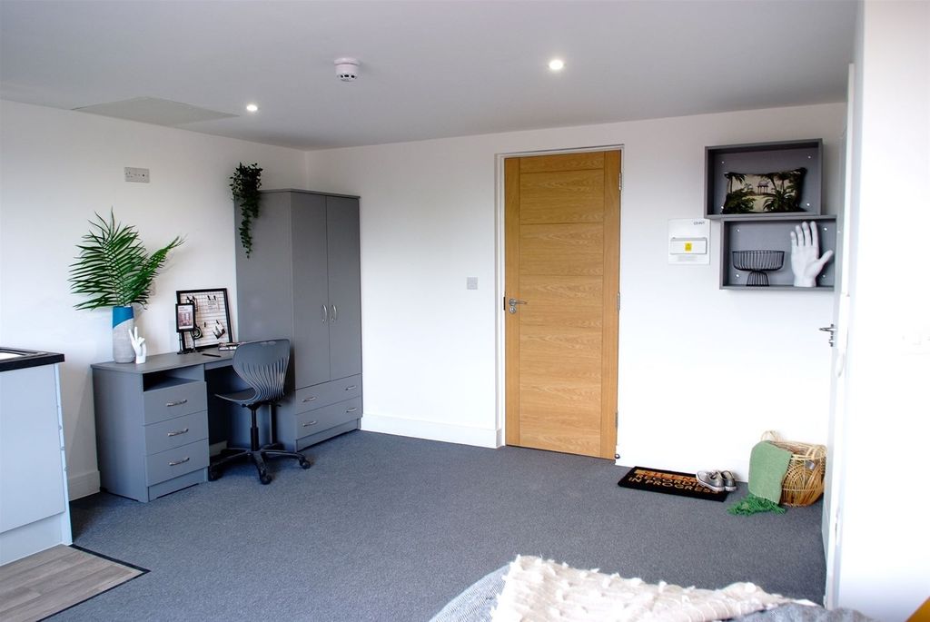 Property photo 3 of 8 A Stylish And Cozy Double Bedroom Featuring A Well...