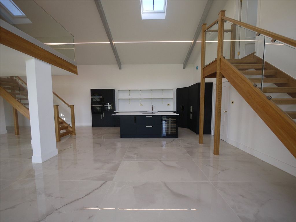 Property photo 2 of 28 Picture No. 68
