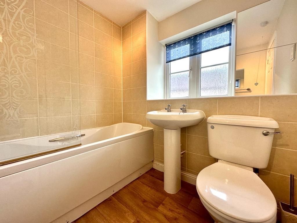 Property photo 1 of 10 Bathroom.Jpg