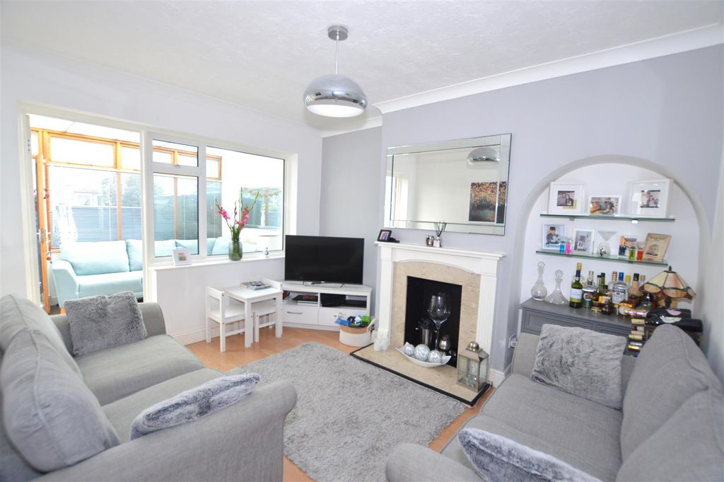 Property photo 2 of 12 48 Bramley Close Lounge.Jpg