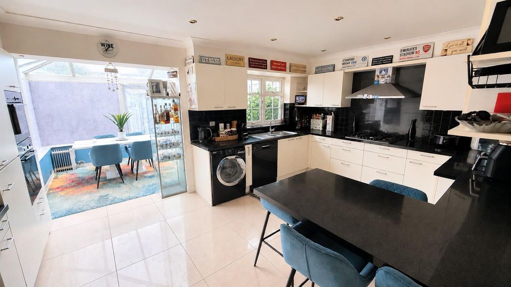 Property photo 3 of 16 Kitchen