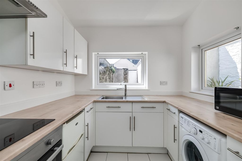 Property photo 3 of 13 Kitchen