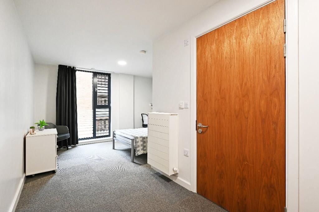 Property photo 1 of 10 Bright And Tidy Single Bedroom With Neutral Decor,...