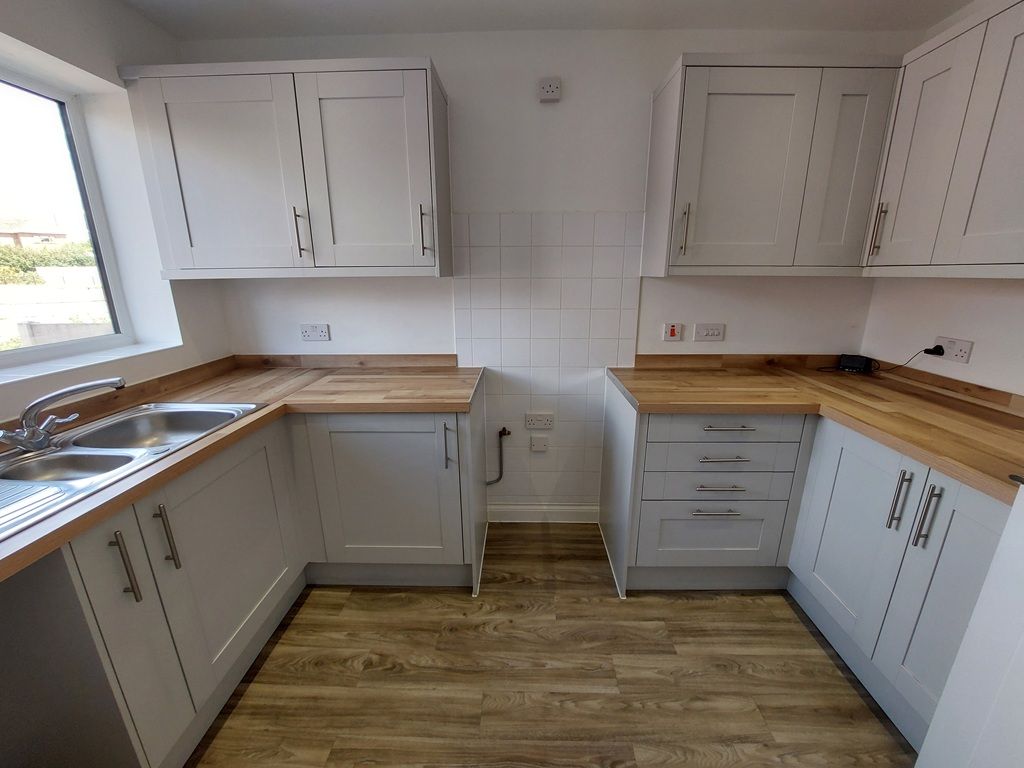 Property photo 3 of 12 Kitchen