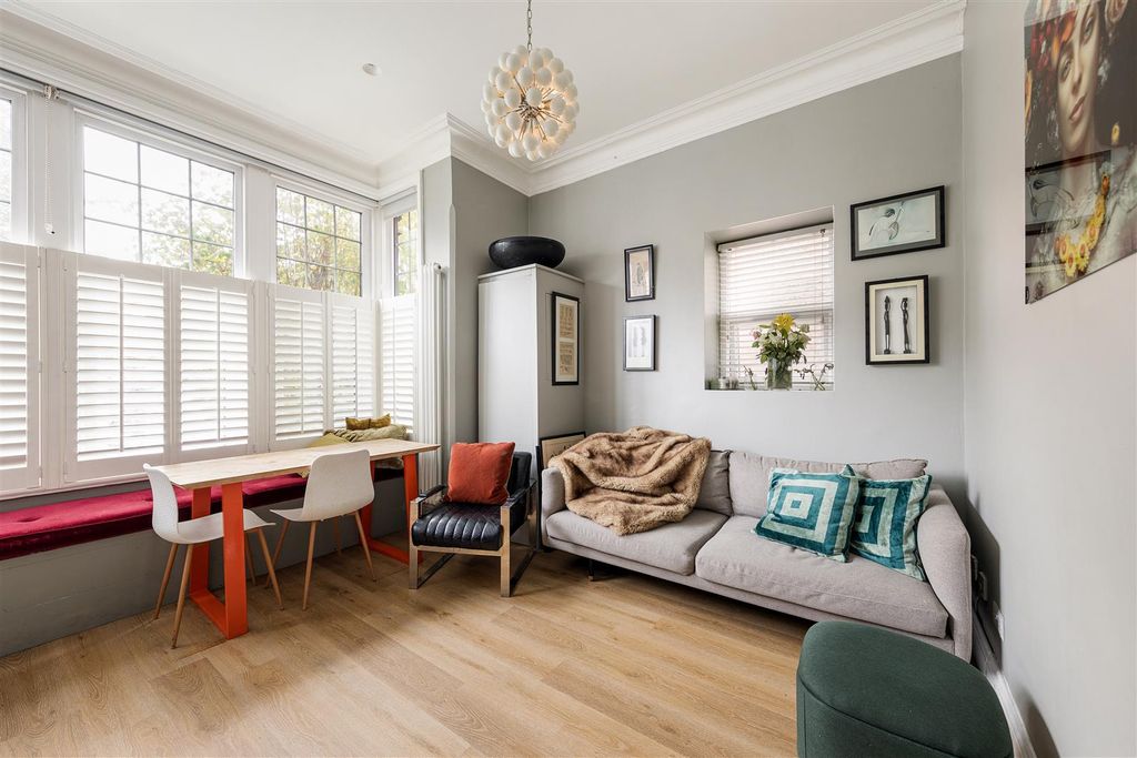 Property photo 2 of 13 High Road, Ig8