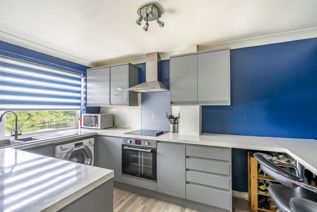 Property photo 3 of 11 Kitchen