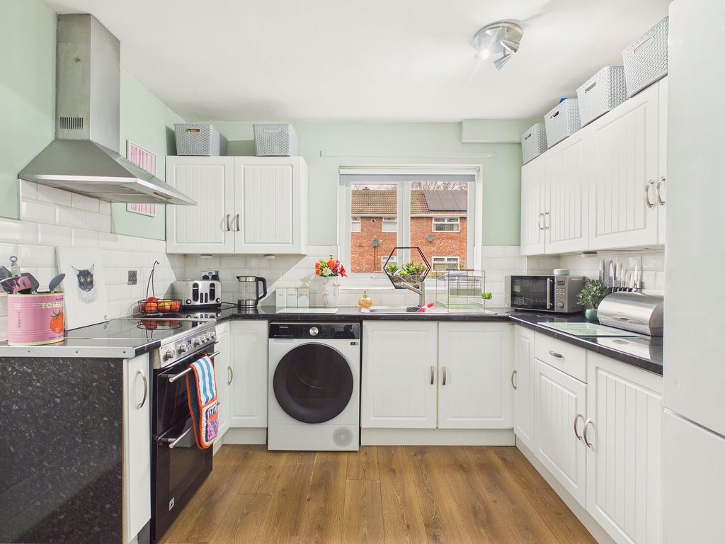 Property photo 3 of 8 Kitchen