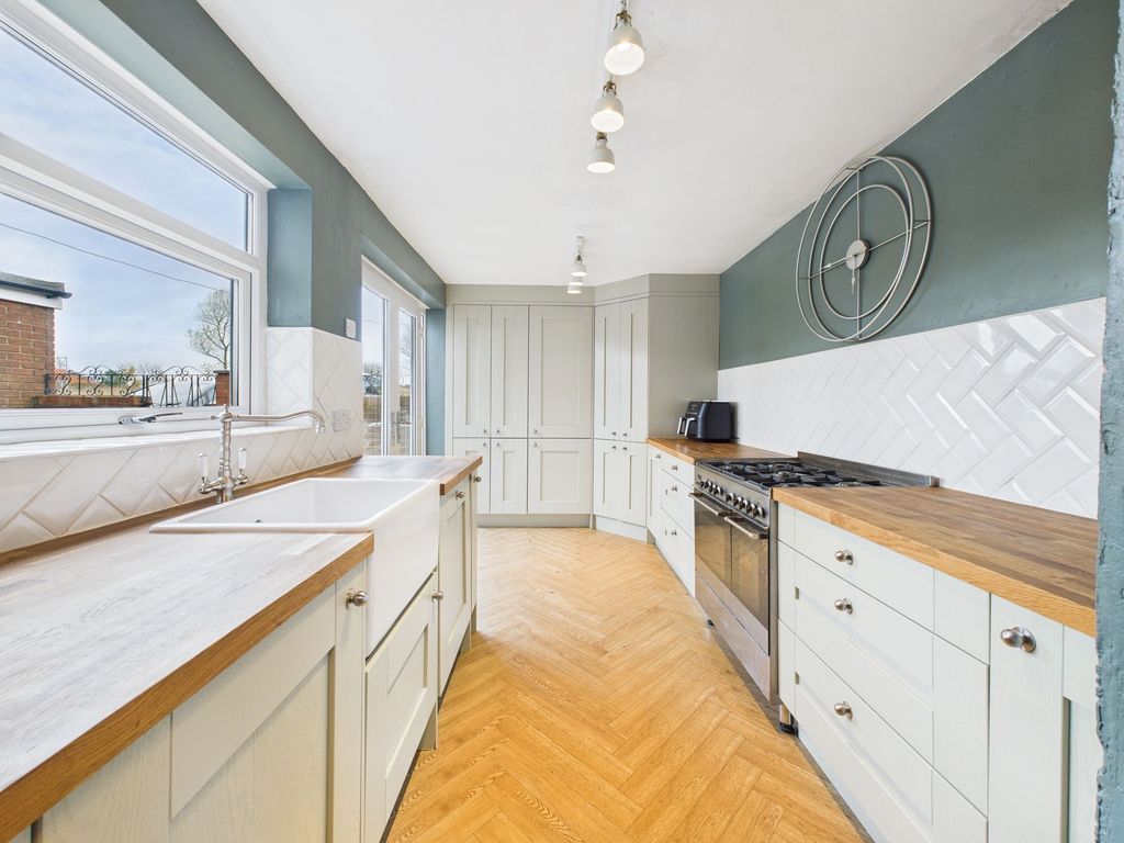 Property photo 3 of 11 Kitchen