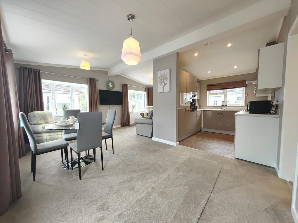 Property photo 3 of 15 1000003031.Jpg