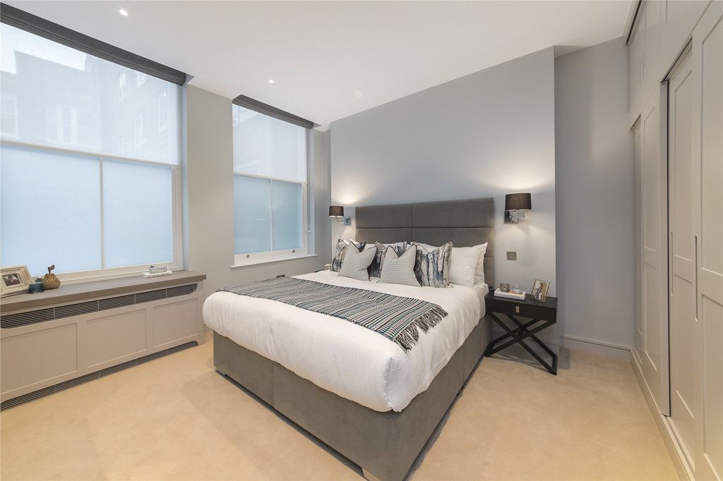 Property photo 3 of 12 Henrietta Street