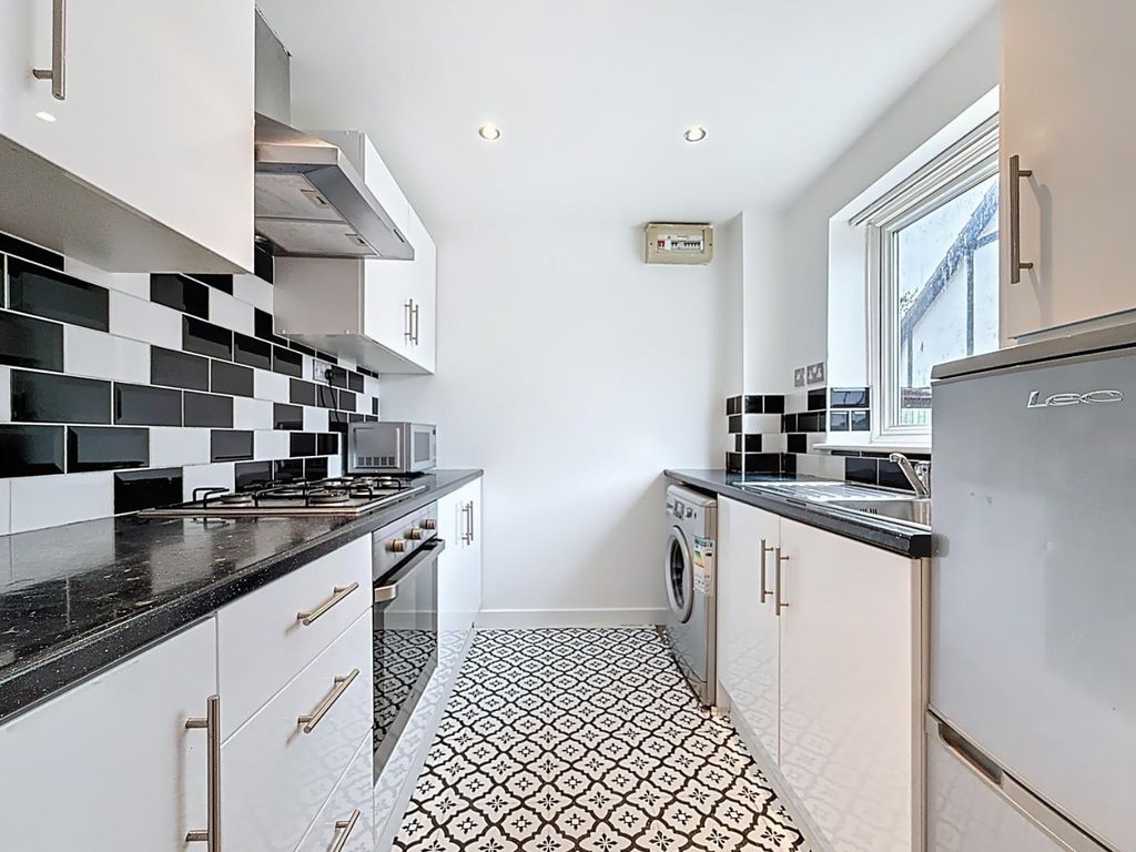 Property photo 2 of 11 Kitchen