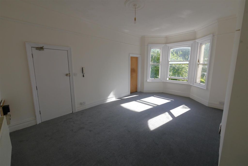 Property photo 3 of 7 Studio Room