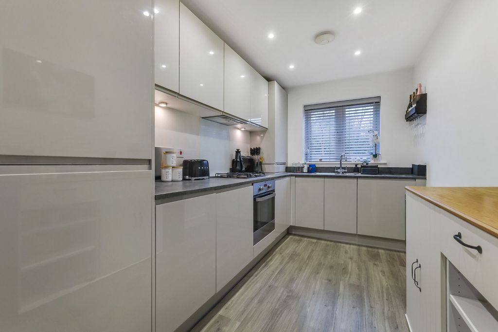 Property photo 3 of 13 4888176